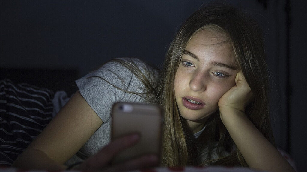 Una joven en Internet a la que le falta sueño