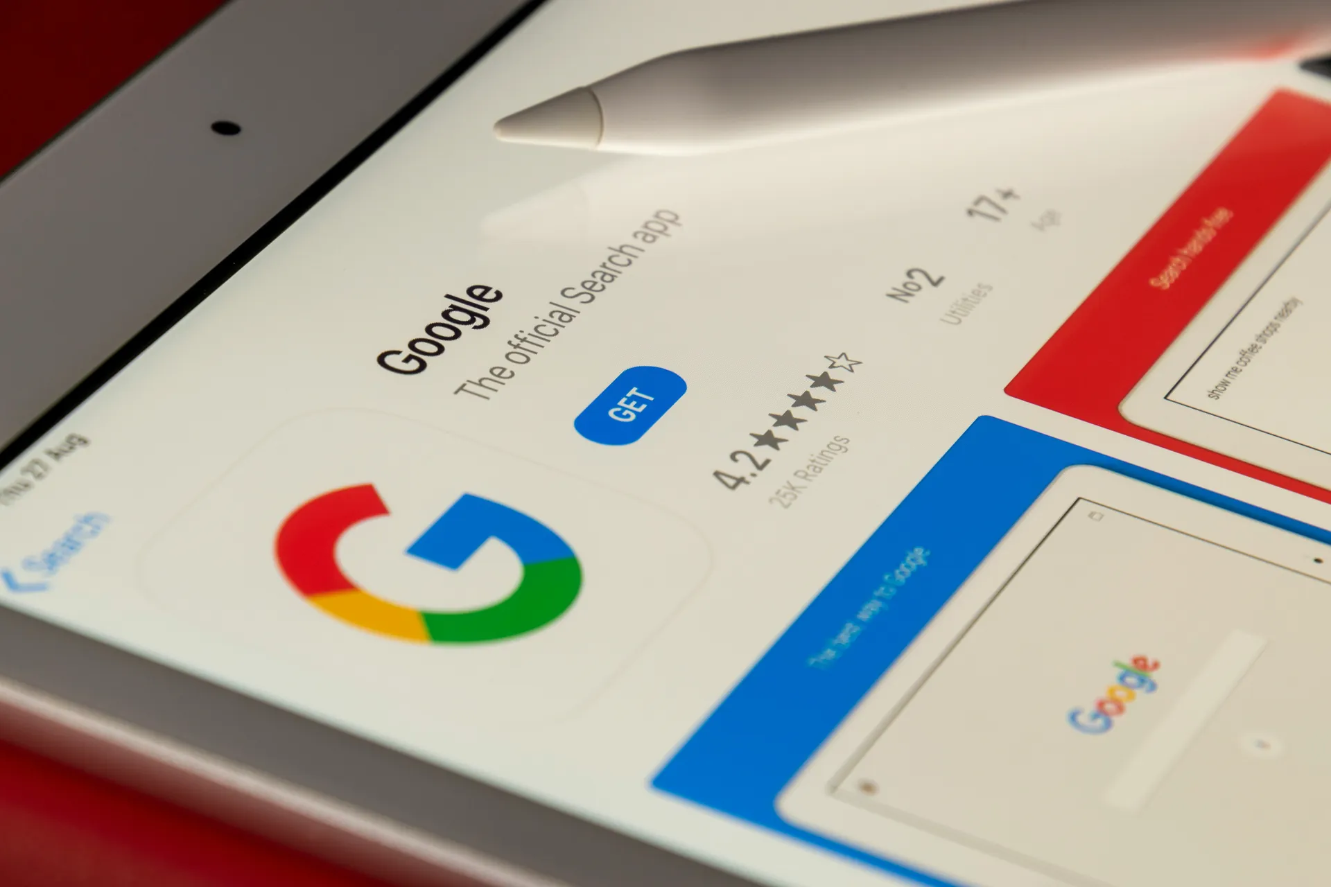 Primer plano de la pantalla de una tableta que muestra la lista de aplicaciones de Google en la App Store, con el logotipo en color y las valoraciones de los usuarios.